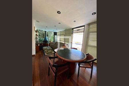 Casa à venda com 4 quartos, 585m² em Vila Santo Estefano, São Paulo