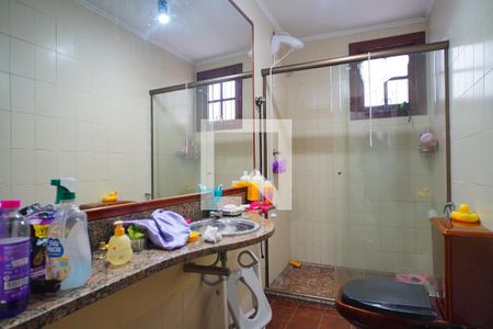 Banheiro  de casa à venda com 4 quartos, 400m² em Medianeira, Porto Alegre