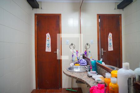 Banheiro  de casa à venda com 4 quartos, 400m² em Medianeira, Porto Alegre