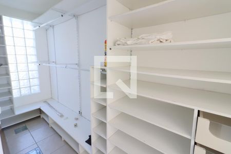 Closet da suíte 1 de casa para alugar com 3 quartos, 200m² em Vila Yara, Osasco