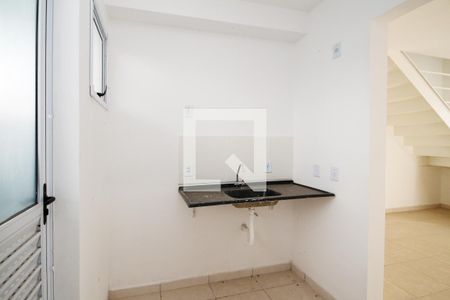 Cozinha de casa de condomínio para alugar com 2 quartos, 57m² em Jardim Sandra, Cotia
