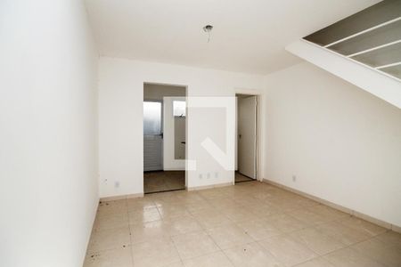 Sala de casa de condomínio para alugar com 2 quartos, 57m² em Jardim Sandra, Cotia