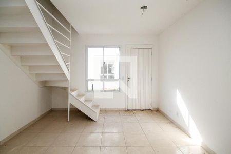 Sala de casa de condomínio para alugar com 2 quartos, 57m² em Jardim Sandra, Cotia