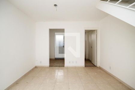 Sala de casa de condomínio para alugar com 2 quartos, 57m² em Jardim Sandra, Cotia