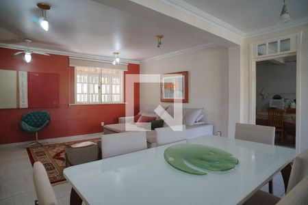 Sala de casa de condomínio para alugar com 3 quartos, 372m² em Caxito, Maricá