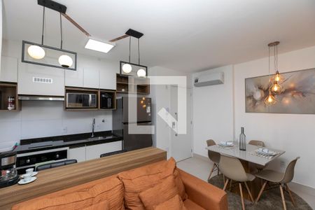 SALA DOIS AMBIENTES INTEGRADA A COZINHA de apartamento para alugar com 1 quarto, 50m² em Centro, Campinas