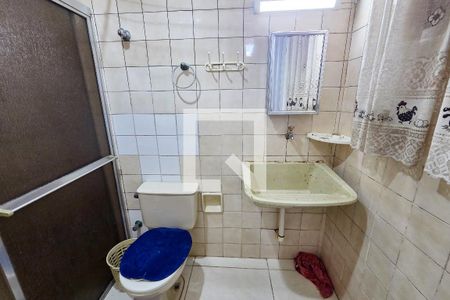 Banheiro de kitnet/studio para alugar com 1 quarto, 32m² em Nova Mirim, Praia Grande