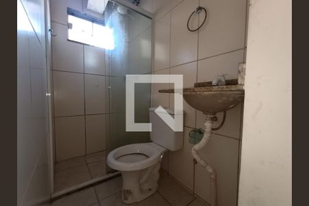 Banheiro social de kitnet/studio para alugar com 1 quarto, 30m² em Extensão Serramar, Rio das Ostras