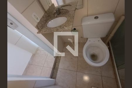 Banheiro social de kitnet/studio para alugar com 1 quarto, 30m² em Extensão Serramar, Rio das Ostras
