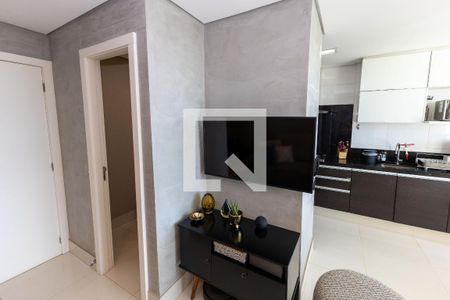 Sala de TV de apartamento à venda com 1 quarto, 57m² em Vila da Serra, Nova Lima