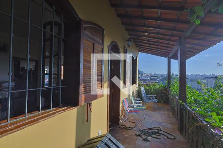 Casa à venda com 5 quartos, 225m² em Paraíso, Belo Horizonte