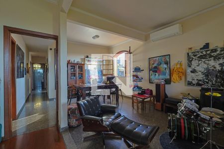 Casa à venda com 5 quartos, 225m² em Paraíso, Belo Horizonte