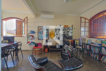 Casa à venda com 5 quartos, 225m² em Paraíso, Belo Horizonte