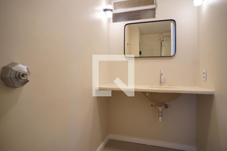 Banheiro  de apartamento para alugar com 1 quarto, 42m² em Floresta, Porto Alegre