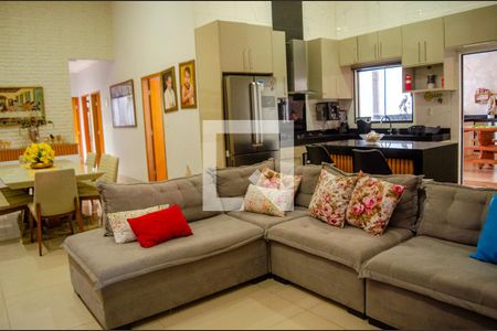 Sala de casa à venda com 6 quartos, 300m² em Residencial Recanto do Bosque, Goiânia