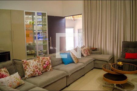 Sala de casa à venda com 6 quartos, 300m² em Residencial Recanto do Bosque, Goiânia