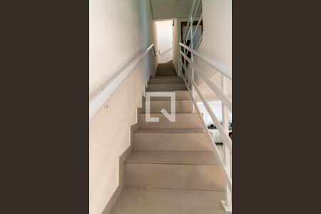 Escada de casa para alugar com 2 quartos, 85m² em Marechal Hermes, Rio de Janeiro