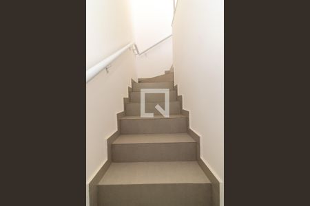 Escada de casa para alugar com 2 quartos, 85m² em Marechal Hermes, Rio de Janeiro