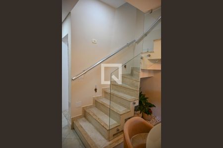escada acesso a piso superior de apartamento à venda com 4 quartos, 220m² em Recanto Quarto Centenario, Jundiaí