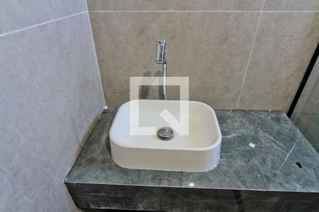 Banheiro de casa para alugar com 1 quarto, 45m² em Vila Penteado, São Paulo