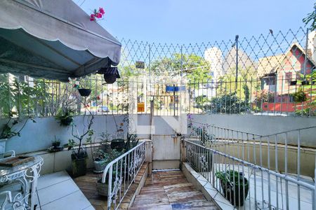 Varanda  de casa à venda com 7 quartos, 236m² em Grajaú, Rio de Janeiro
