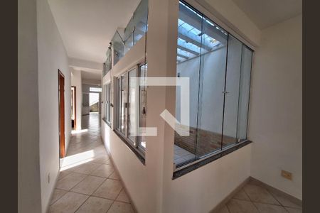 Sala de casa de condomínio à venda com 5 quartos, 225m² em São Lourenço, Niterói