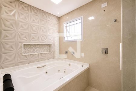 Banheiro com piso de porcelanato, banheira de banho com chuveiro e janela grande. de casa à venda com 3 quartos, 140m² em Vila Constança, São Paulo