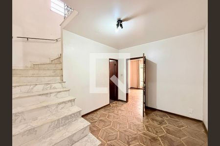 Corredor Escadas de casa para alugar com 4 quartos, 225m² em Parque Colonial, São Paulo