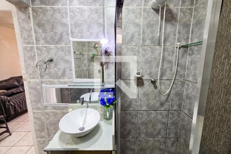 Banheiro de kitnet/studio para alugar com 1 quarto, 50m² em Forte, Praia Grande