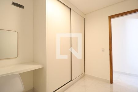Quarto 1 de apartamento para alugar com 2 quartos, 45m² em Umuarama, Uberlândia