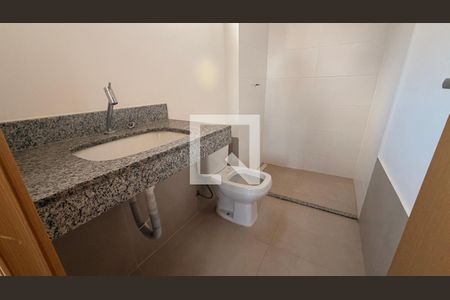 Banheiro da Suíte 2 de casa de condomínio para alugar com 2 quartos, 249m² em Conjunto Residencial Storil, Aparecida de Goiânia
