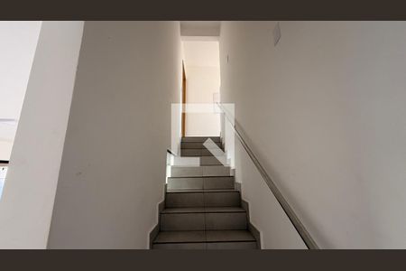 Escada de casa de condomínio para alugar com 2 quartos, 249m² em Conjunto Residencial Storil, Aparecida de Goiânia