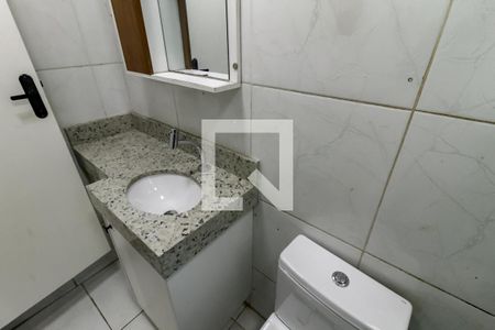 Banheiro Corredor de casa para alugar com 2 quartos, 48m² em Parque Regina, São Paulo