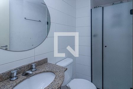 banheiro social_1 de casa de condomínio à venda com 3 quartos, 59m² em Taboão, São Paulo
