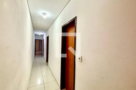 Corredor de casa para alugar com 3 quartos, 160m² em Vila Cristina, Ferraz de Vasconcelos