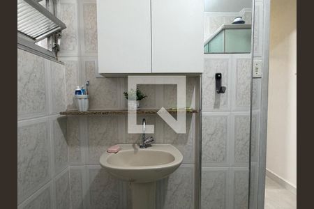 Banheiro de apartamento para alugar com 1 quarto, 60m² em José Menino, Santos