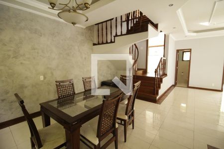 Sala de casa de condomínio para alugar com 3 quartos, 700m² em Jacarepaguá, Rio de Janeiro