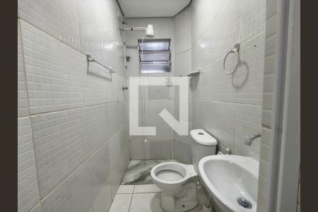 Banheiro  de kitnet/studio para alugar com 1 quarto, 43m² em Guilhermina, Praia Grande