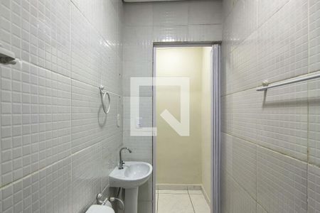 Banheiro  de kitnet/studio para alugar com 1 quarto, 43m² em Guilhermina, Praia Grande