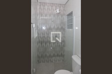 Banheiro de kitnet/studio para alugar com 1 quarto, 20m² em Lapa de Baixo, São Paulo