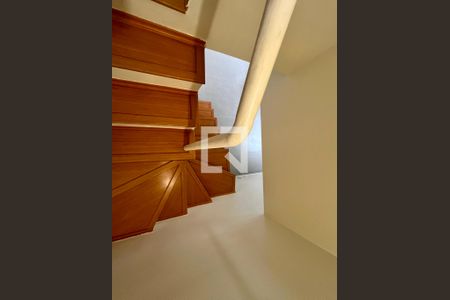 Escada de casa para alugar com 3 quartos, 249m² em Vila Nogueira, Campinas