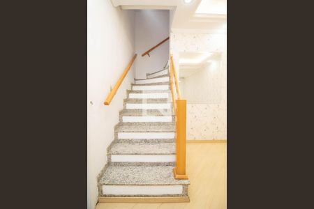 Escada de casa de condomínio para alugar com 3 quartos, 120m² em Portal dos Gramados, Guarulhos