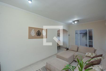 Sala de TV de casa à venda com 3 quartos, 350m² em Parque Colonial, São Paulo