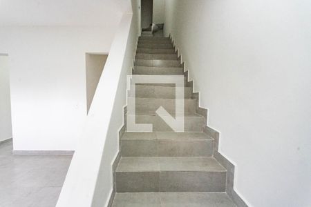 Escada  de casa para alugar com 3 quartos, 100m² em Parque Reid, Diadema