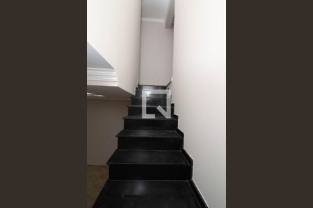Escada de casa para alugar com 4 quartos, 400m² em Jardim Terezopolis, Guarulhos