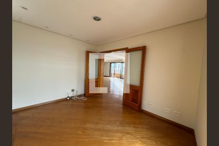 Sala de TV de apartamento à venda com 5 quartos, 492m² em Vila Campesina, Osasco