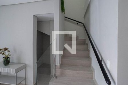 Escada de casa à venda com 3 quartos, 135m² em Ouro Preto, Belo Horizonte