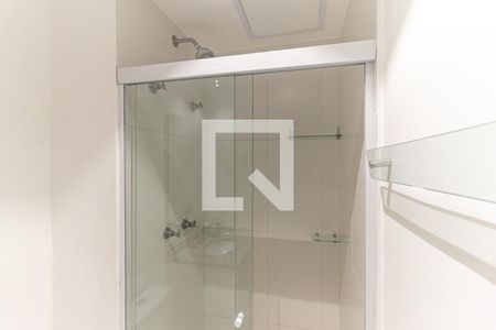 Banheiro de kitnet/studio para alugar com 1 quarto, 28m² em República, São Paulo