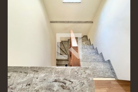 Escada de casa à venda com 3 quartos, 140m² em Jardim Santo Elias, São Paulo