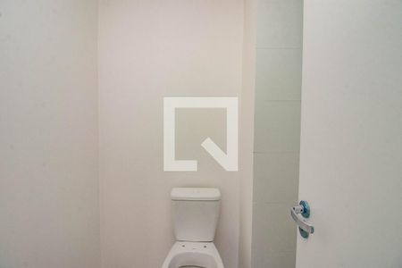 Banheiro de kitnet/studio para alugar com 1 quarto, 33m² em Cristo Redentor, Porto Alegre